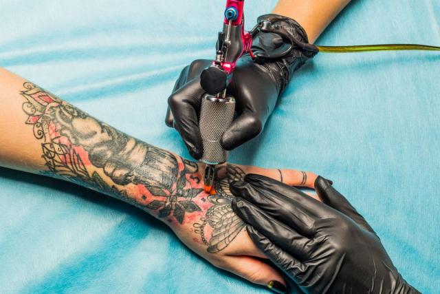 Zašto tetovaže traju doživotno?